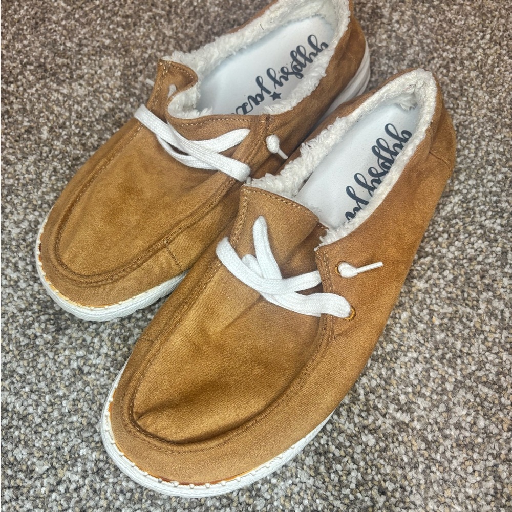 Gypsy Jazz Tan Suede like Slip-On Shoes w/White Laces. Fur lined. Women’s Size 9